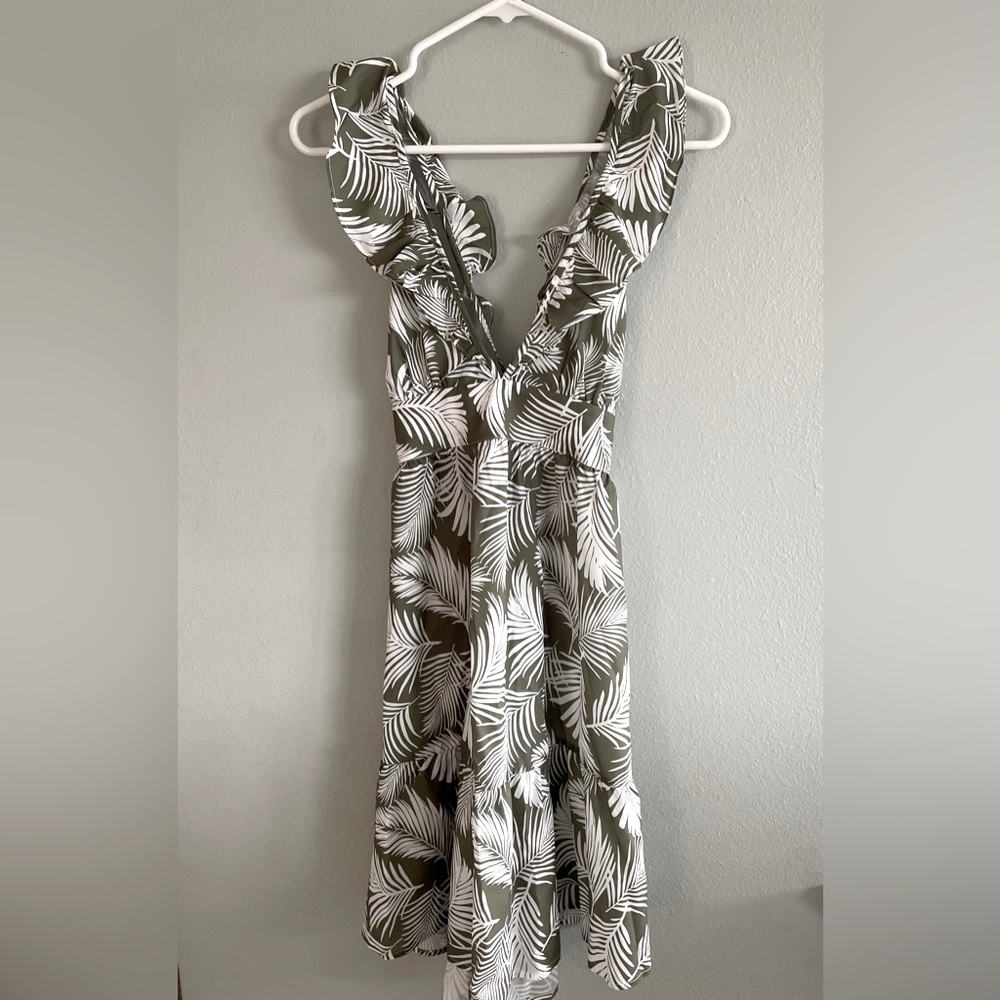 New with Tags Olive Green/ White Cupshe Sundress 100% Polyester Size Medium.